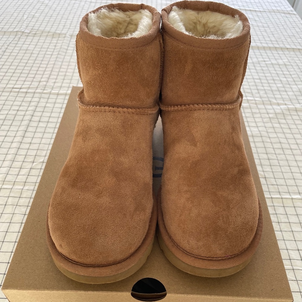 UGG Women’s Classic II Mini Boot Chestnut ~ Size 7